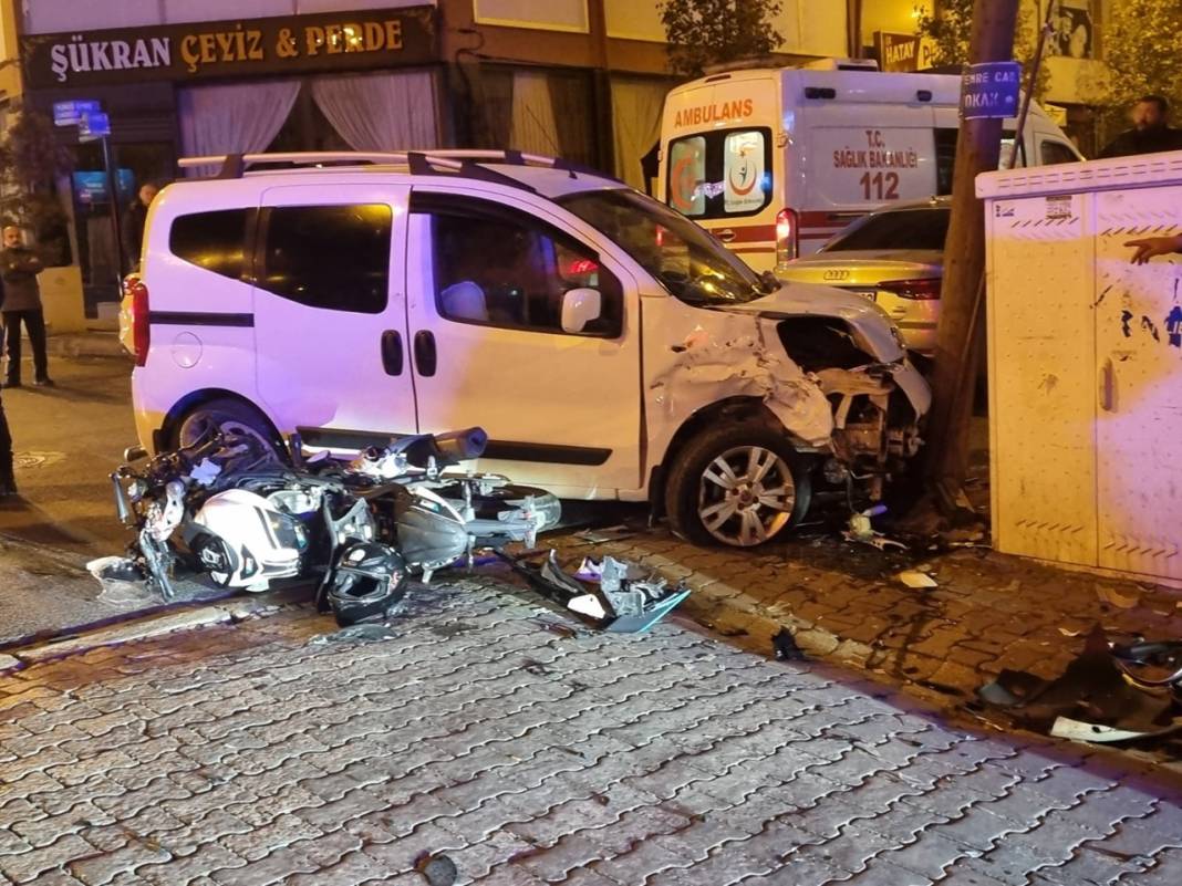 Araçla çarpışan motosikletli kaldırımdaki yayanın üzerine uçtu 3